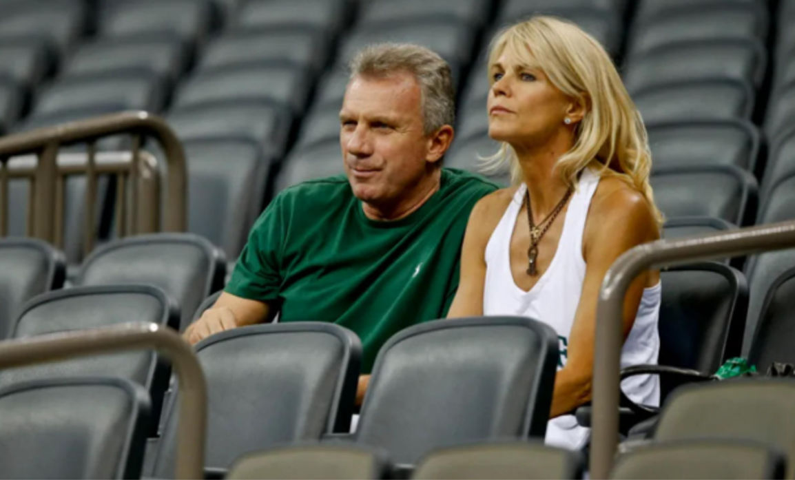 Joe Montana and Jennifeer Montana